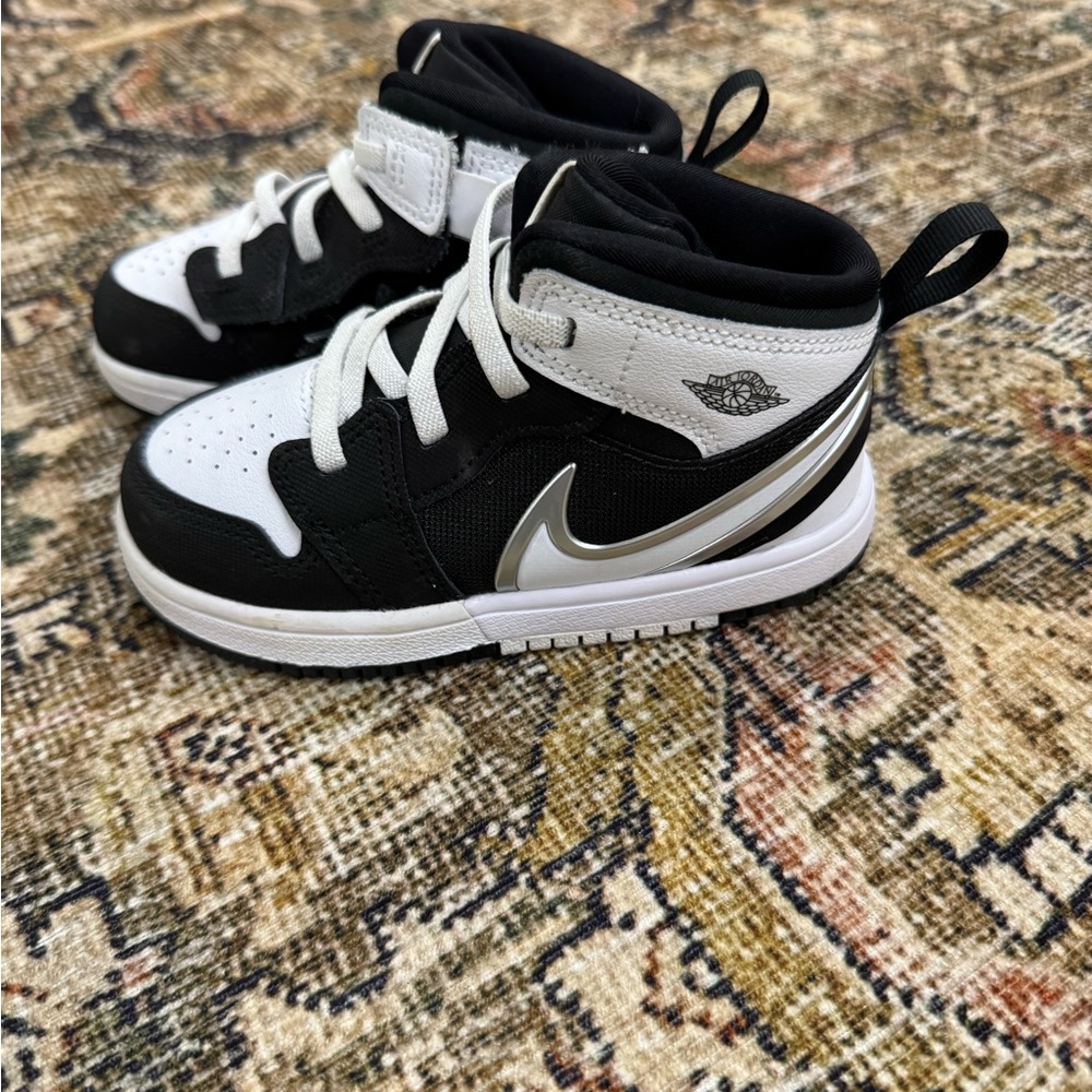 Jordan Kids Sneakers - Picture 2 of 3